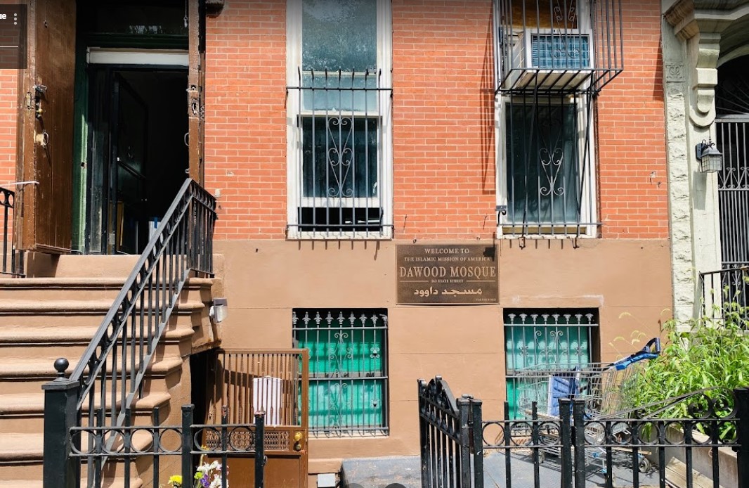Exterior entrance of Dawood Mosque in Brooklyn Heights
