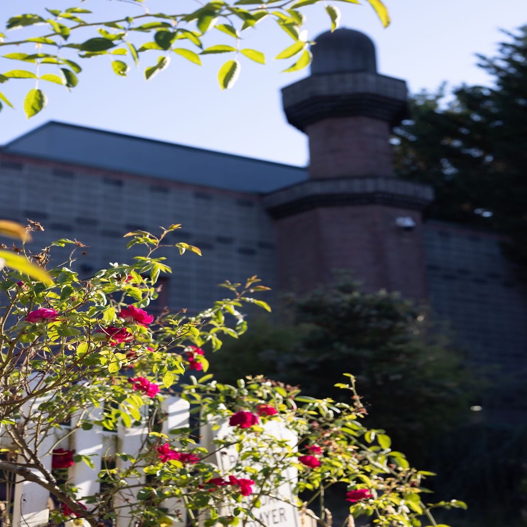 Exterior of Masjed Assaber in Portland with minaret and garden in front of the mosque