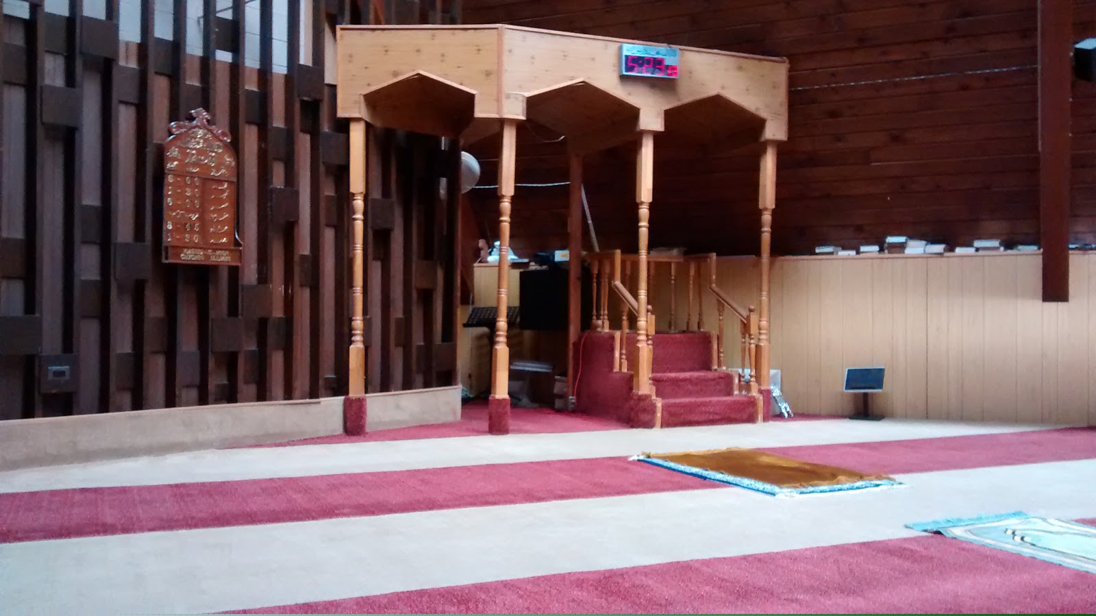 Masjid e Noor mihrab and prayer hall interior in Chicago