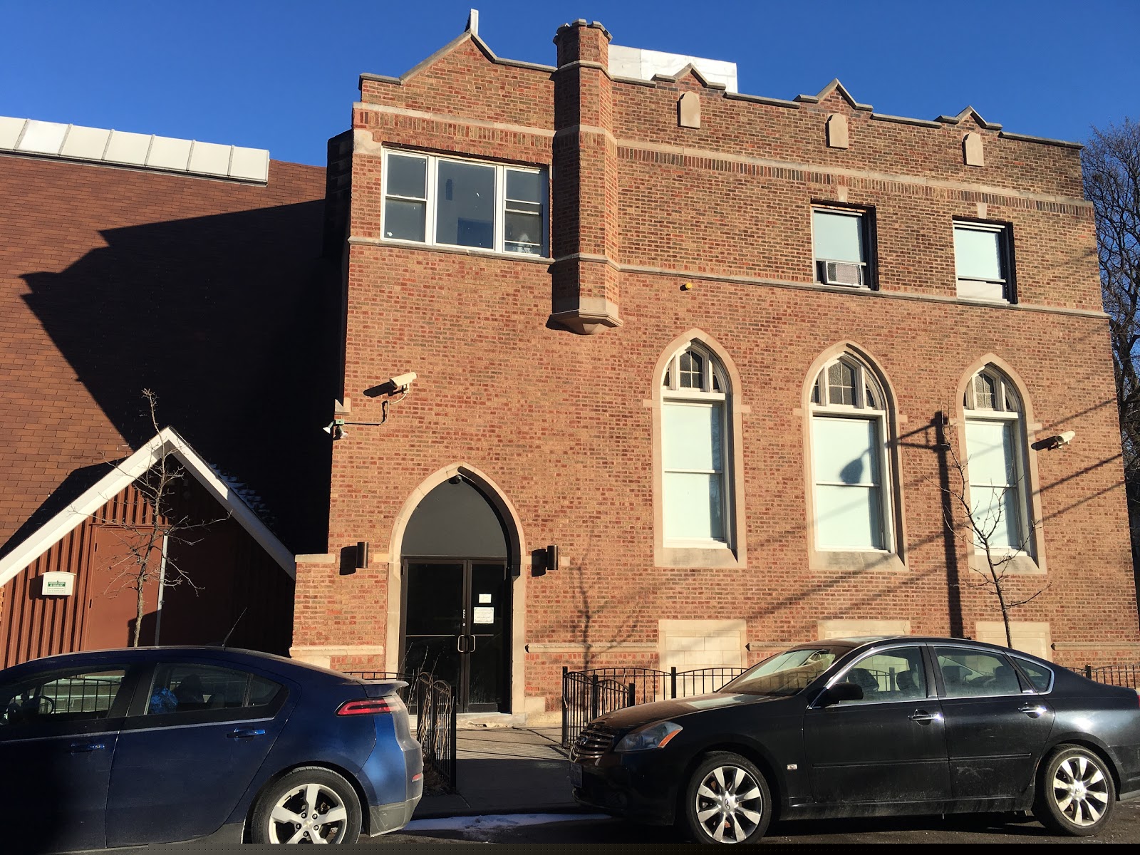 Masjid e Noor exterior on North Greenview Avenue in Chicago