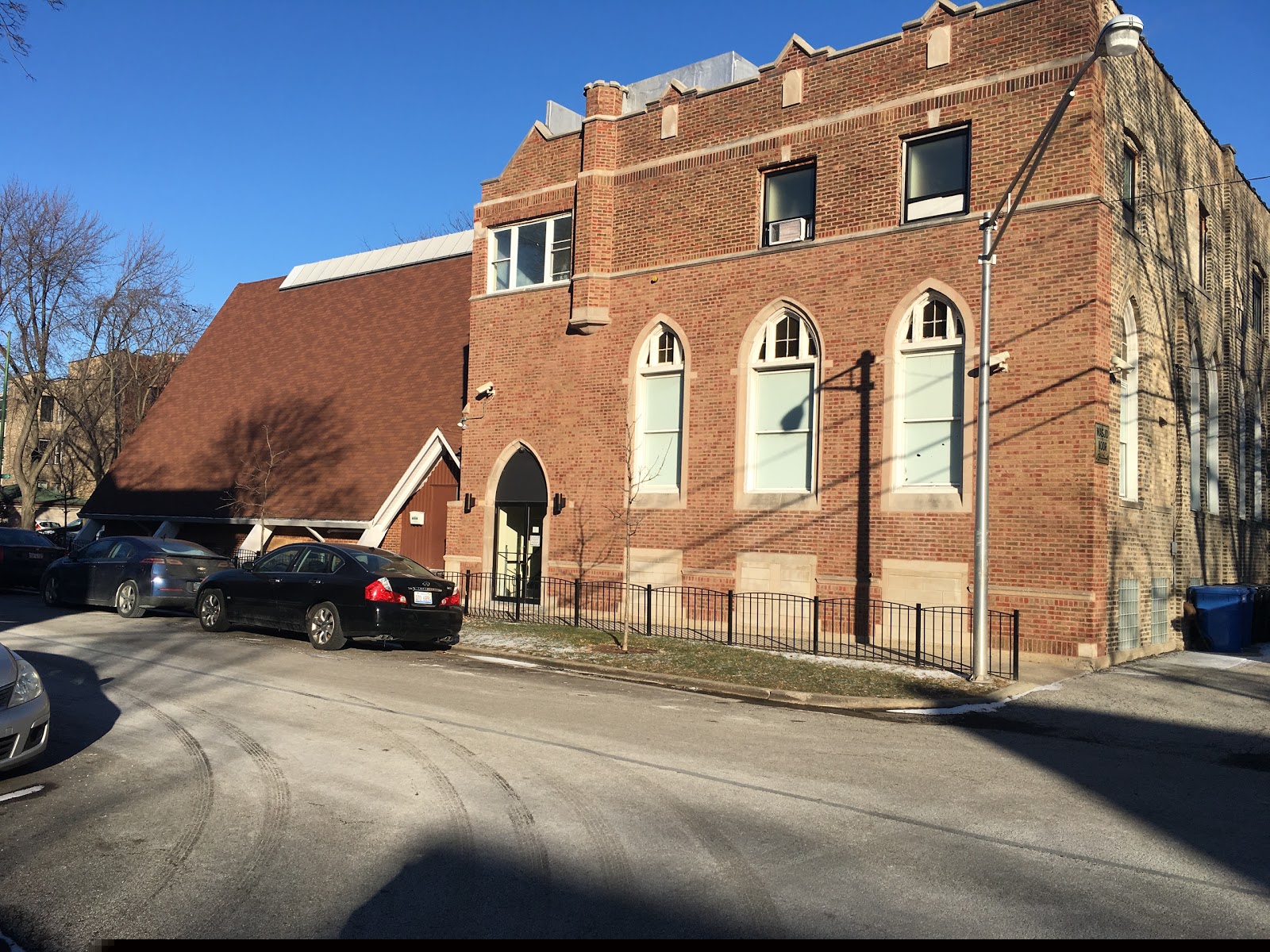 Masjid e Noor brick exterior and surrounding Chicago street