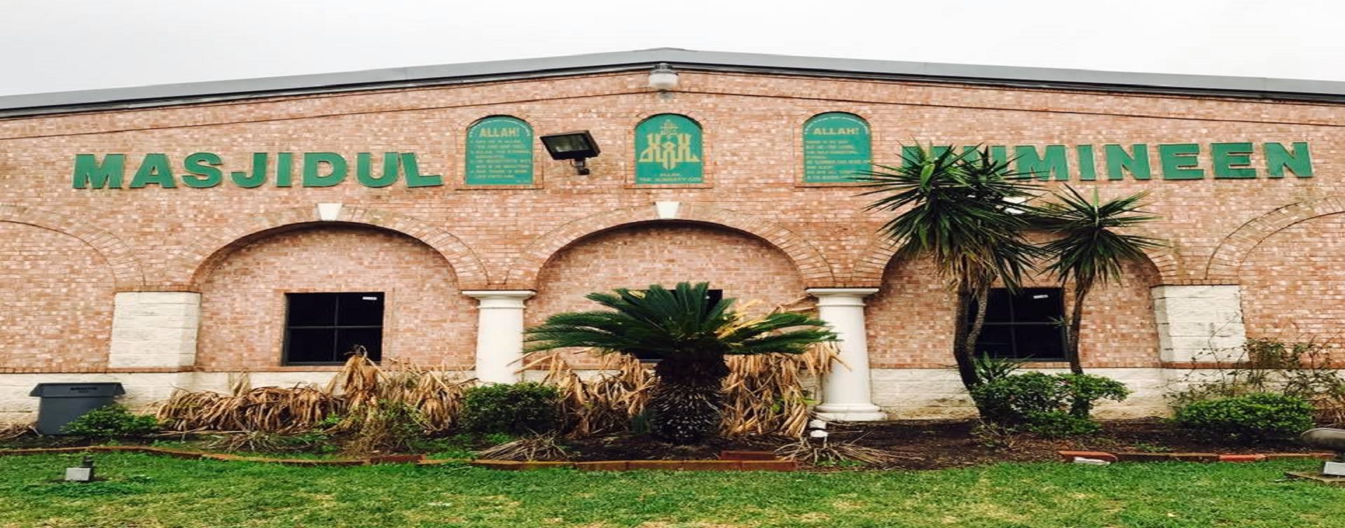 Exterior view of Masjid-ul Mumineen in Houston