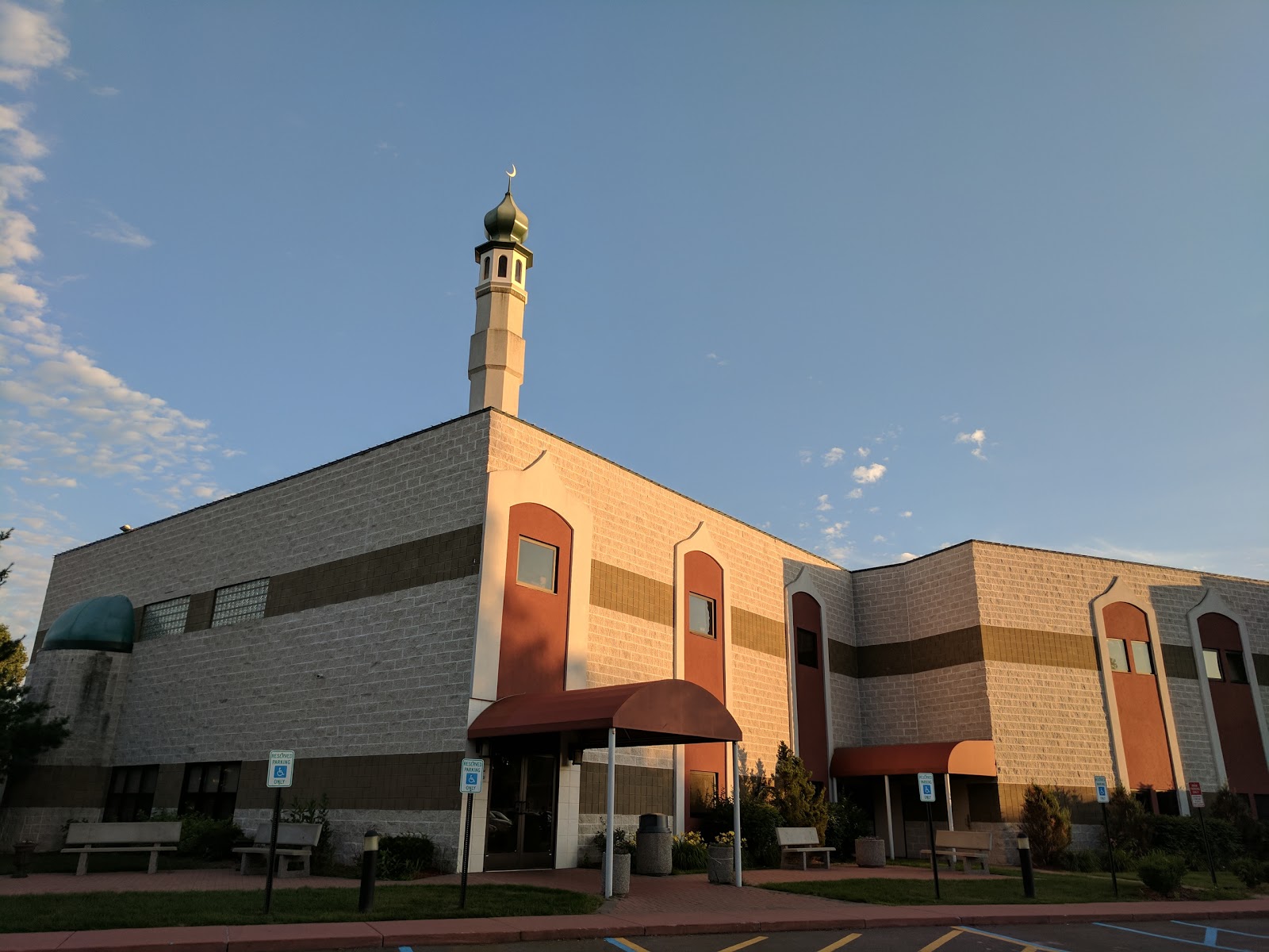 Tawheed Center of Farmington Hills exterior and minaret