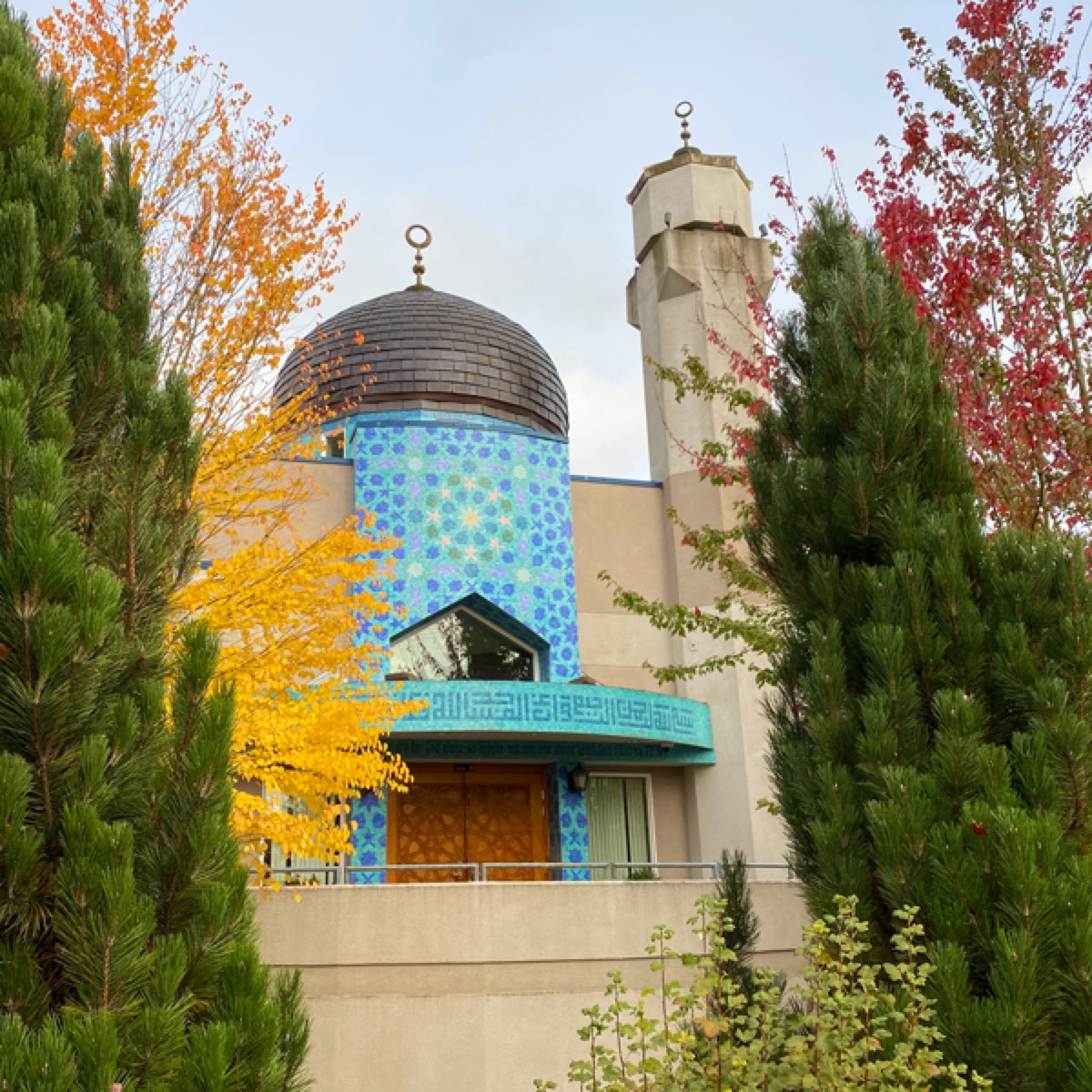 Masjid Umar Al-Farooq exterior entrance, dome, and minaret in Mountlake Terrace
